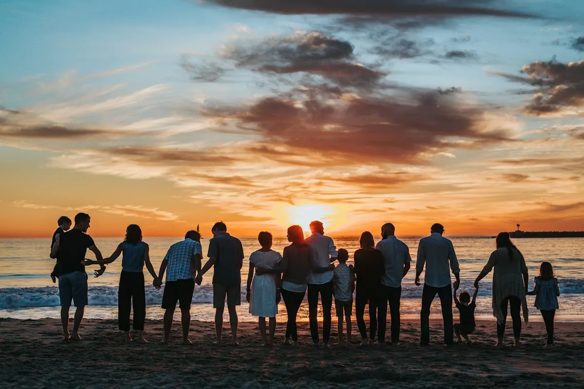 Familia reunida en un entorno cálido, representando acompañamiento en derecho de familia